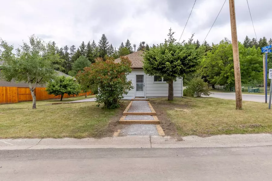 20502 25 AVE, Bellevue, AB T0K0C0