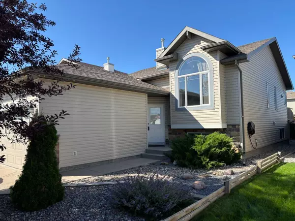 208 Silkstone Bay West, Lethbridge, AB T1J 2A2