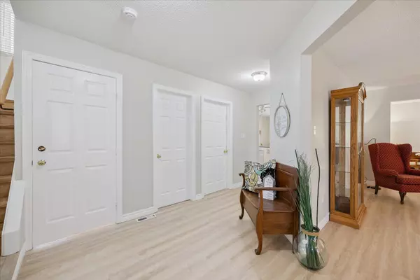 123 Ravenscroft RD, Ajax, ON L1T 1X3