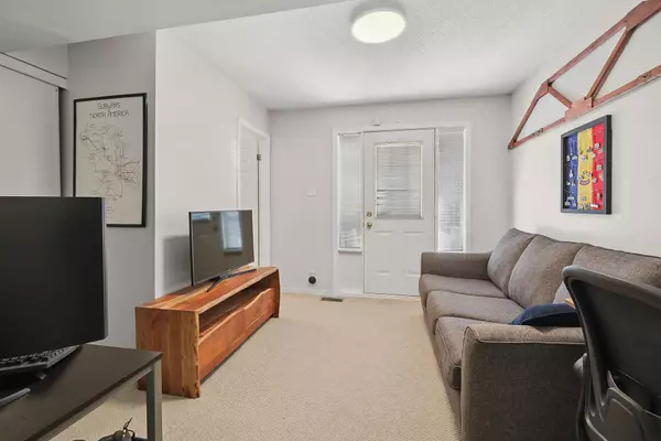 Ottawa Centre, ON K1R 5J8,9 Radstock Private