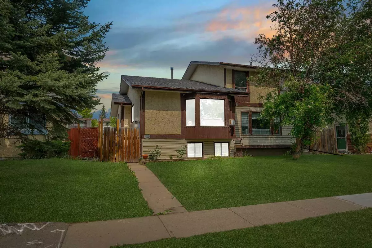 Calgary, AB T1Y 3P1,4716A 44 AVE NE