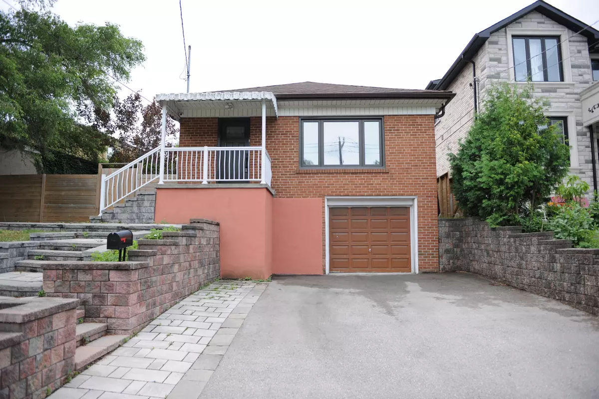 Toronto W04, ON M6L 1L2,21 Gracefield AVE