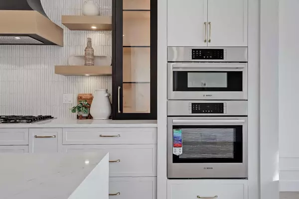 Calgary, AB T3E 1L7,2140 54 AVE Southwest