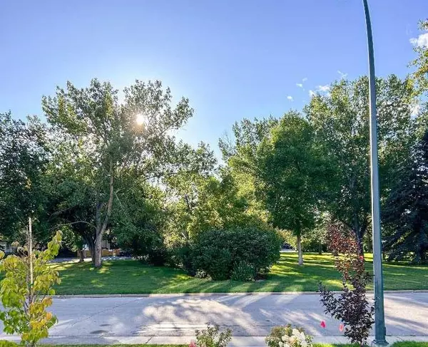 Calgary, AB T2L1B2,368 Capri CRES NW
