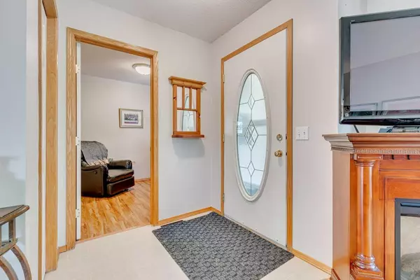 Calgary, AB T2B 3P4,4 Dovista CT Southeast