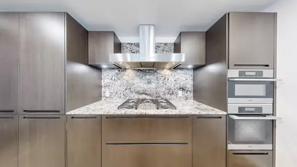 180 University AVE #2308, Toronto C01, ON M5H 0A2