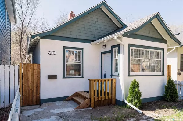 217 R AVENUE S, Saskatoon, SK S7M 2Y9