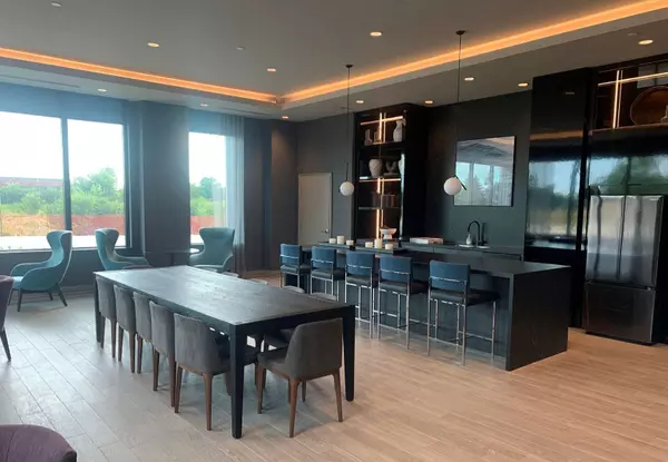 Oakville, ON L6M 5N4,95 Dundas ST W #419