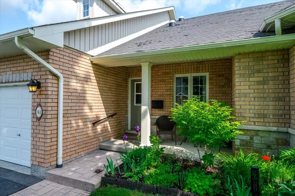 Peterborough West, ON K9J 0A9,141 Village CRES