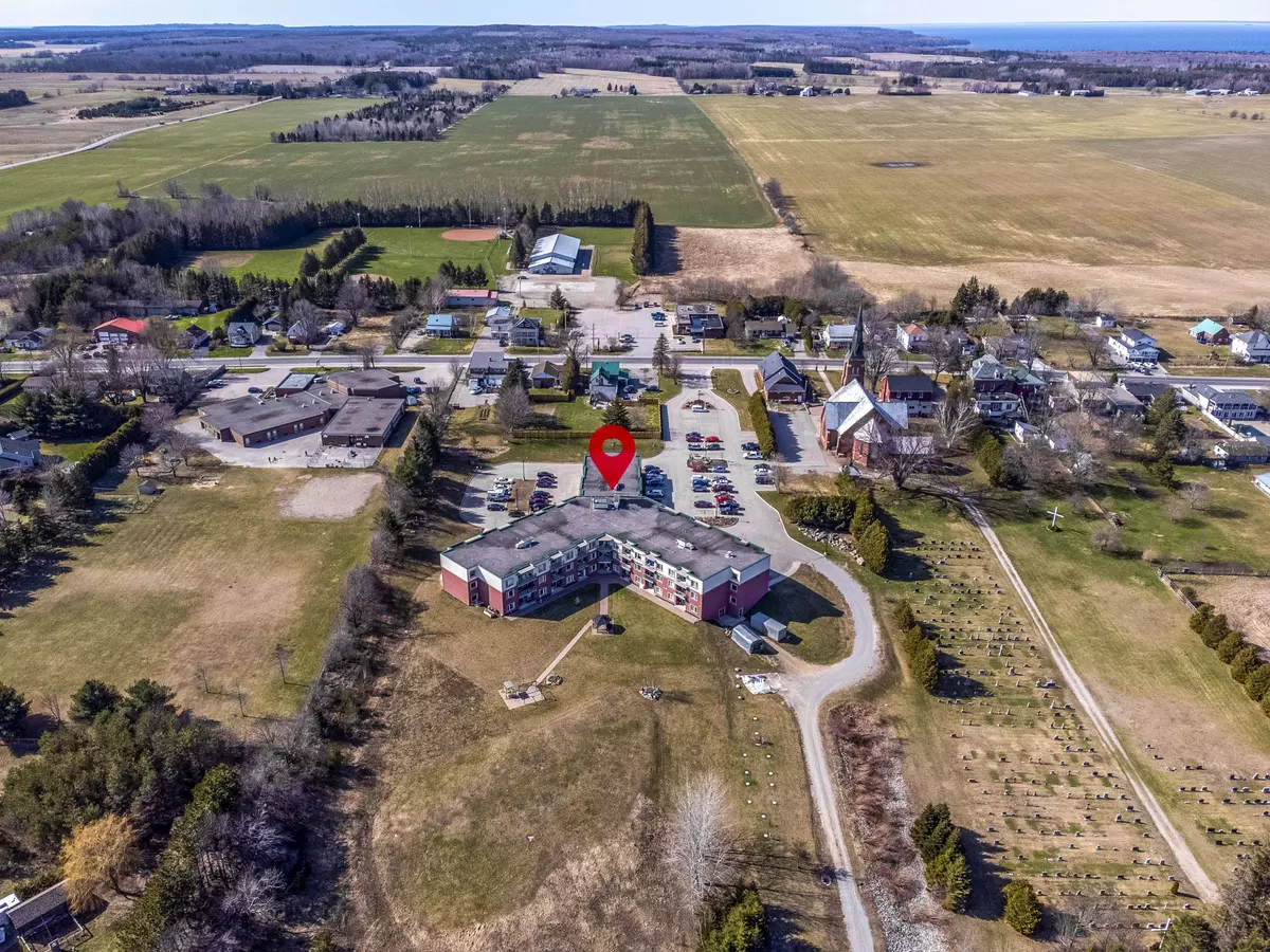 Tiny, ON L9M 0H1,333 LAFONTAINE RD W #310