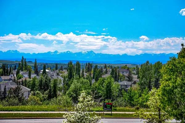 166 Tuscarora Close NW, Calgary, AB T3L 2E3