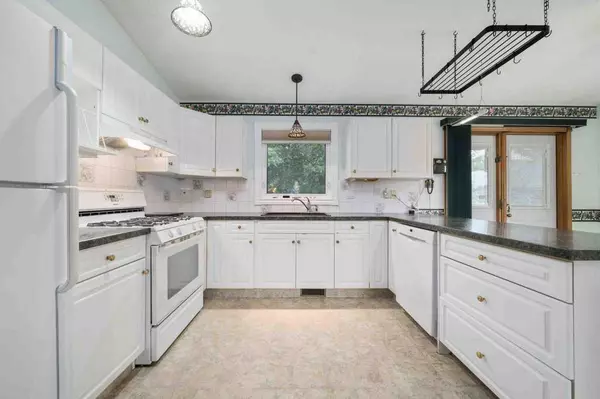 Medicine Hat, AB T1C 1X4,512 Hemingway CRES NE