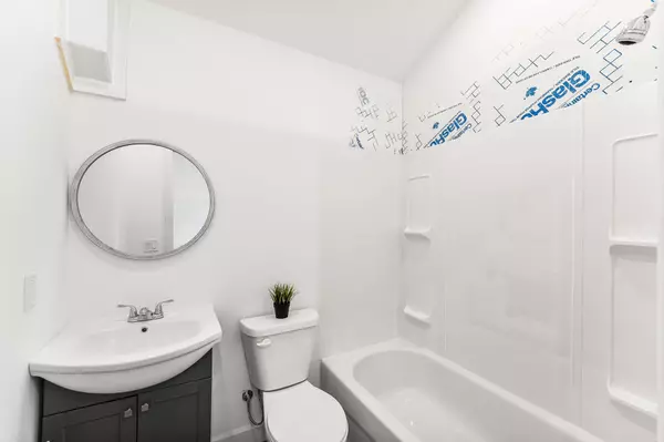 Scugog, ON L9L 1J9,394 B Queen ST