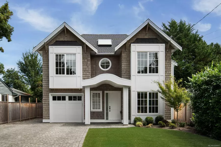 2639 Victor St, Victoria, BC V8R 4E3