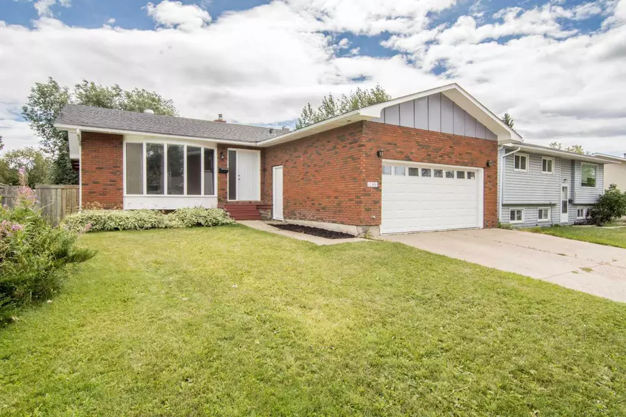9823 80 AVE, Grande Prairie, AB T8V 3S5