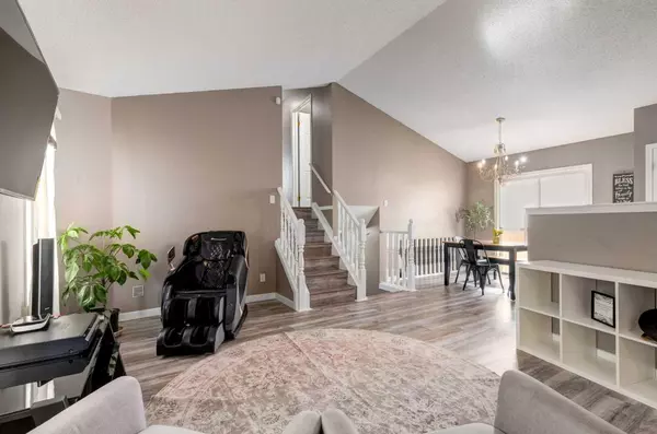 Calgary, AB T1Y 7J3,139 Los Alamos PL NE
