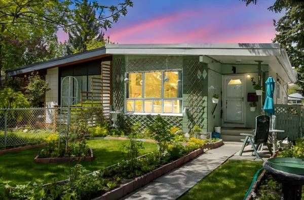 3725 41 ST Southwest, Calgary, AB T3E 3L6