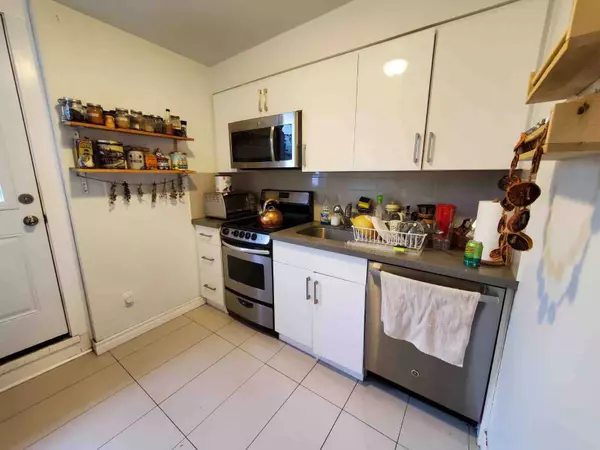 Toronto C01, ON M6G 3T6,715 Ossington AVE #2