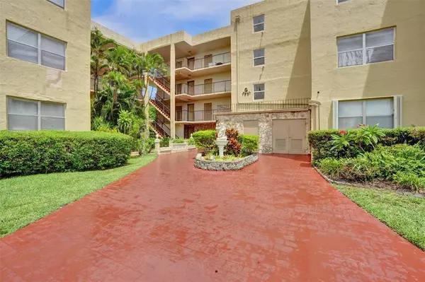 2801 Somerset Dr #101, Lauderdale Lakes, FL 33311