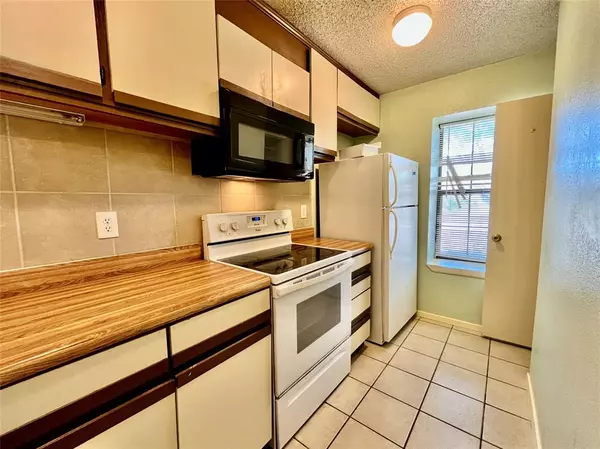 Denton, TX 76201,800 W Collins Street