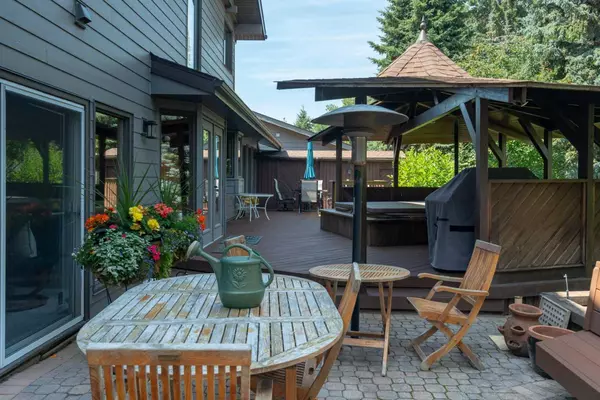 Calgary, AB T2V 0L4,163 Bay View DR SW
