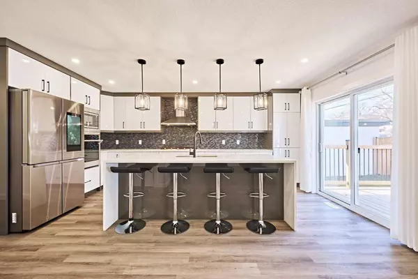 77 Hartford RD NW, Calgary, AB T2K2A4