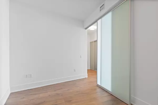 Toronto C01, ON M5J 2Z2,10 York ST #3606