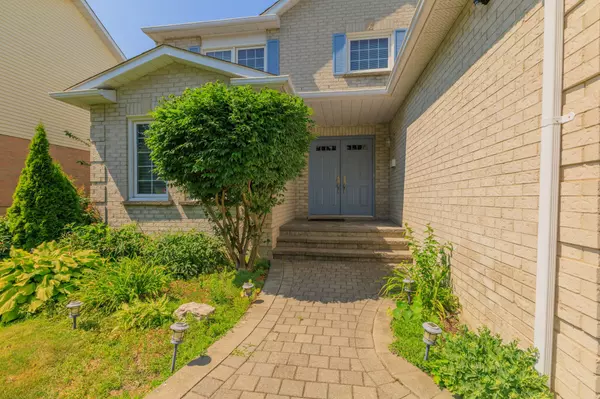 Whitby, ON L1N 9A1,10 Holden CT