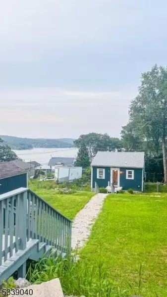 15 Sutton Rd,  Hopatcong Boro,  NJ 07843