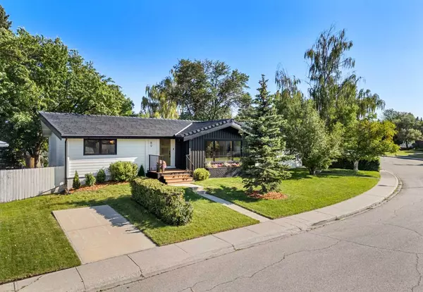 89 Gainsborough DR SW, Calgary, AB T3E 4W6