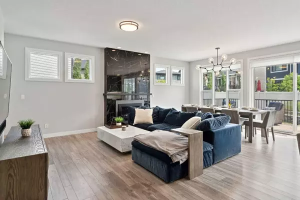 Calgary, AB T3H 2B1,30 West Grove Mews SW