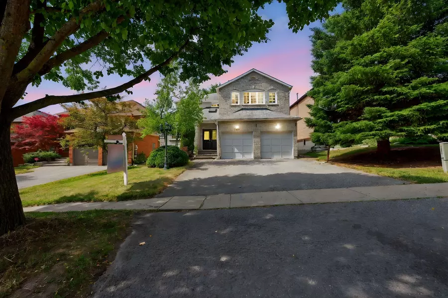 351 Kirby CRES, Newmarket, ON L3X 1G8
