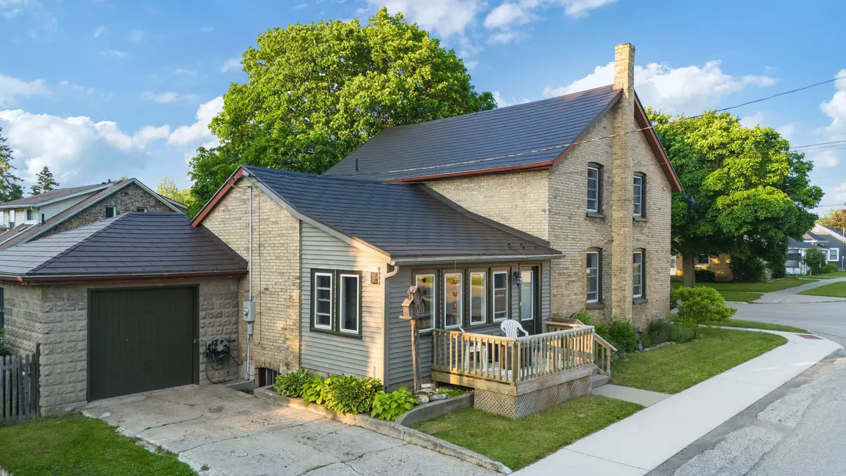 Lambton Shores, ON N0N 1J0,26 Main ST S