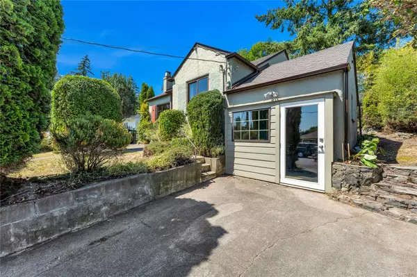 902 Forshaw Rd, Esquimalt, BC V9A 6L9