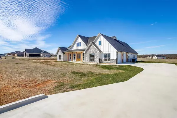 1081 Paradise Parkway, Poolville, TX 76487
