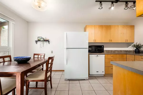 Calgary, AB T2Y 1A6,131 Shawmeadows Close SW