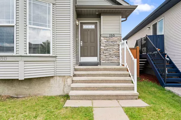 Calgary, AB T3M 0B5,186 Cranberry Close Southeast