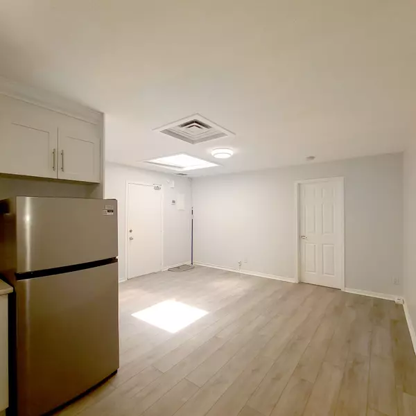 Toronto C01, ON M5T 2L4,201 Augusta AVE #B