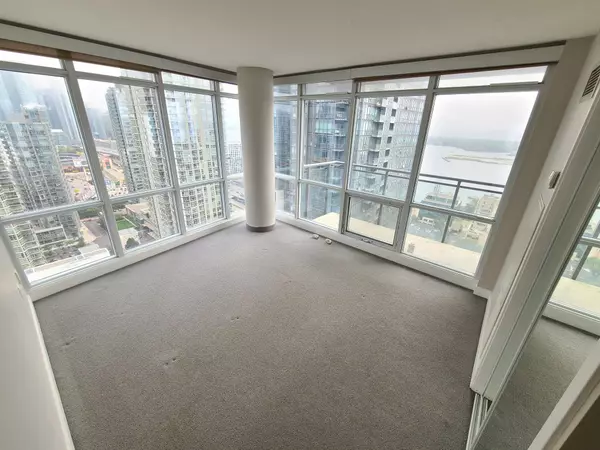 Toronto C01, ON M5V 3Y4,15 Fort York BLVD #3510