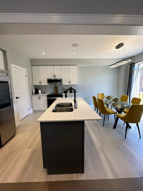 Innisfil, ON L0L 1W0,1335 Davis loop CIR #Main