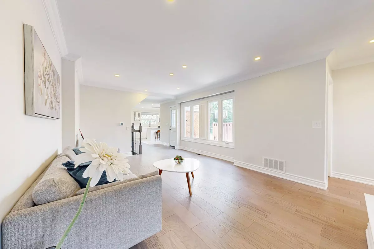 Toronto E05, ON M1W 2X1,14 Springhouse SQ