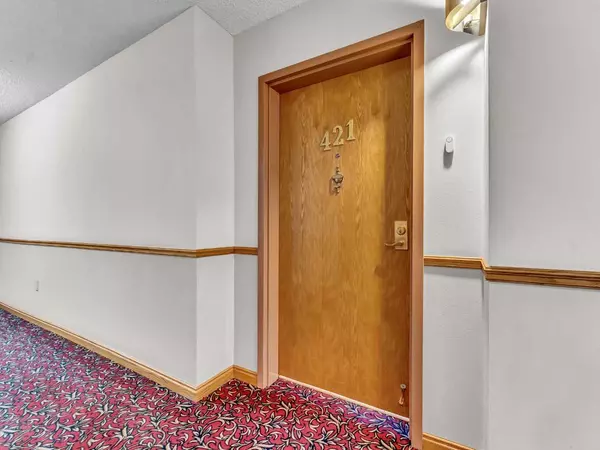 Medicine Hat, AB T1B4E2,3021 13 AVE SE #421