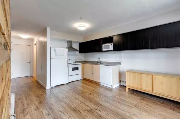 17 Country Village Bay NE #103, Calgary, AB T3K 5Z3