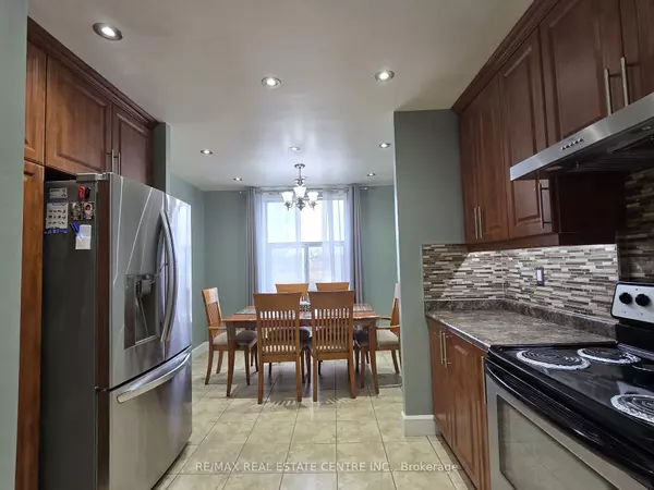 Mississauga, ON L5C 2T8,1055 A Forestwood DR #212