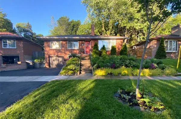 37 Meadowland DR, Brampton, ON L6W 2R5