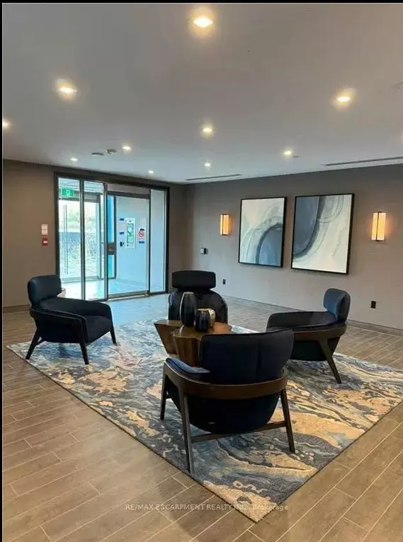 Hamilton, ON L8B 2A5,460 Dundas ST #907