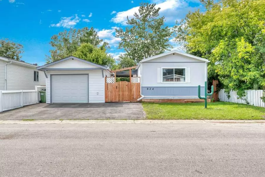 824 Bay RD, Strathmore, AB T1P 1E3
