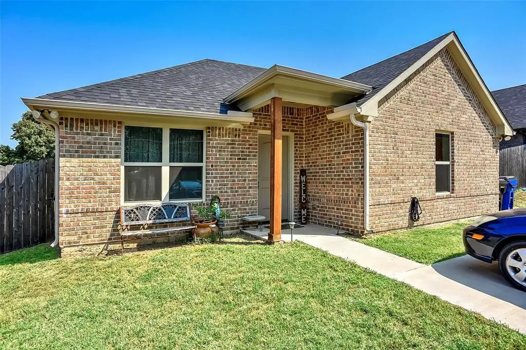 Denison, TX 75021,409 E Maple Row