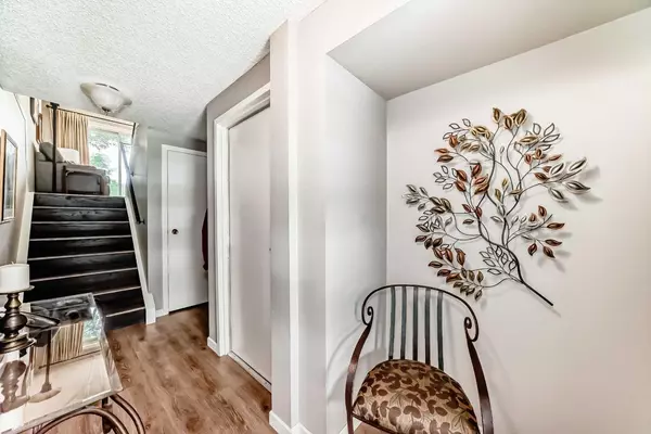 Calgary, AB T3B 4V7,54 Point DR NW