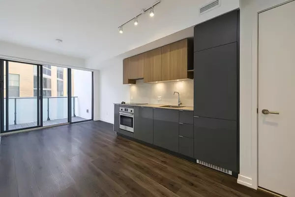 Toronto C10, ON M4P 0C8,161 Roehampton AVE #724